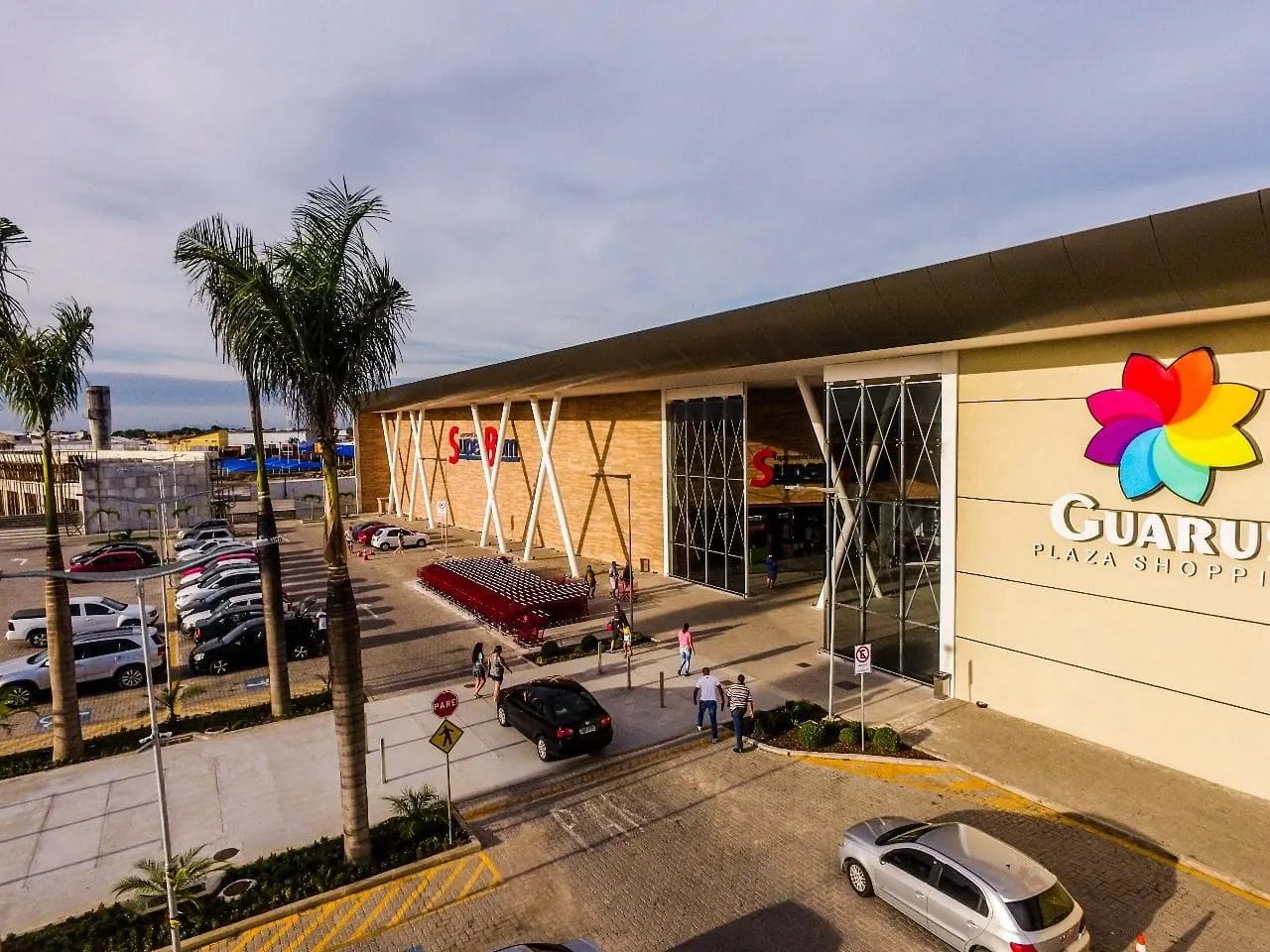 Fachada do Guarus Plaza Shopping, com a entrada principal e o estacionamento
